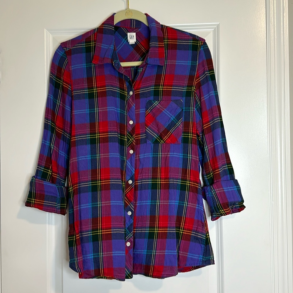 Gap women’s size small plaid flannel shirt purple blue red button-down collar